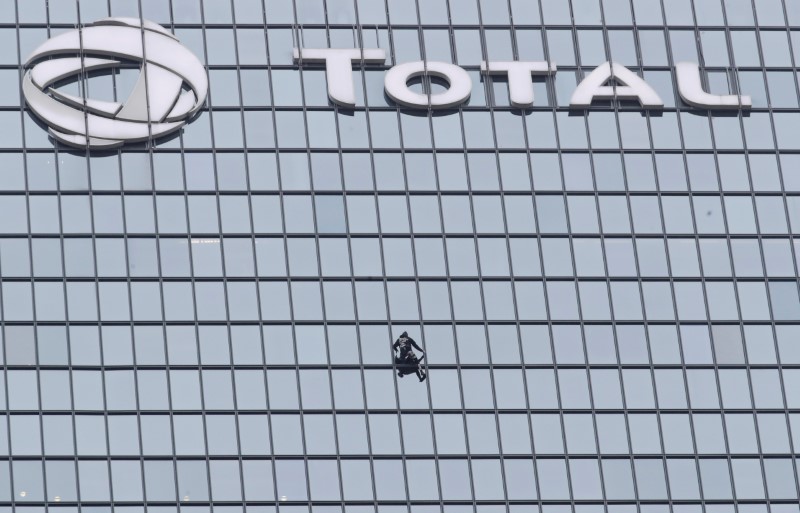 L'Uomo Ragno francese scala la torre Total Alain Robert icona sportiva 2023 Asia speaker