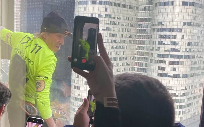 L'arrampicatore urbano Alain Robert è salito sulla Torre Ariane Parigi Asia speaker dell'Uomo Ragno francese