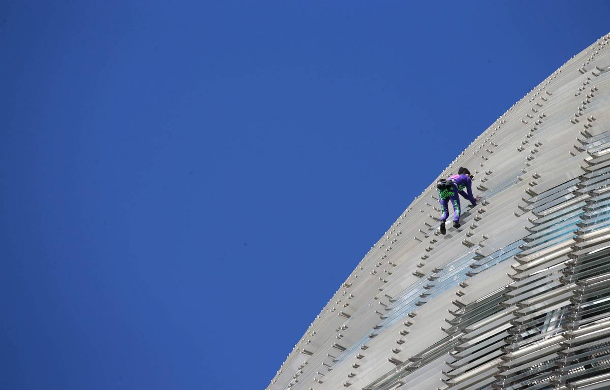 L'uomo ragno francese Alain Robert si arrampica sul grattacielo di Barcellona L'Asia è un oratore motivazionale