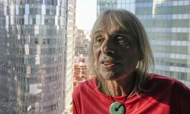 Alain Robert, il vero Spider-Man, scala il grattacielo a 60 anni
